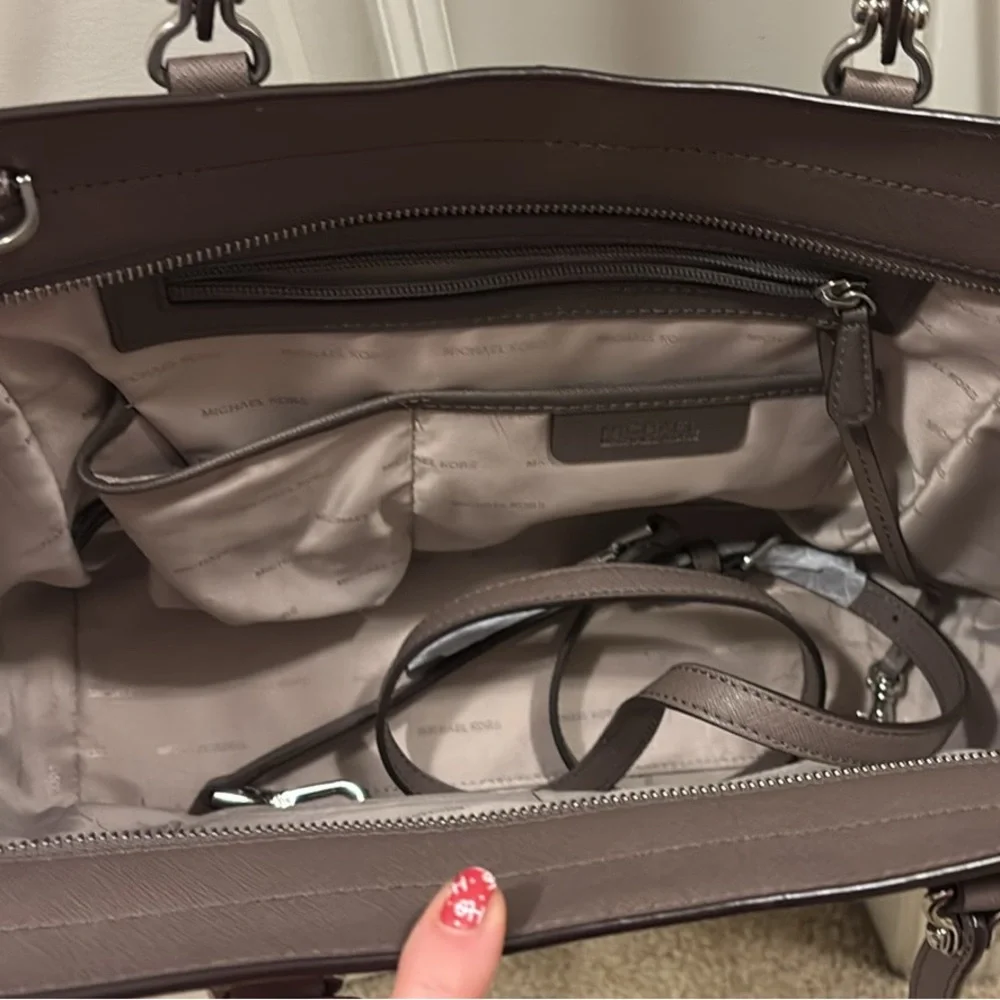 Authentic Michael Kors Handbag - Picture 2 of 9